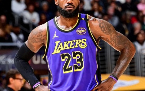 PANDA-詹姆斯在独行侠比赛中高光表现，出色防守引发热议！的简单介绍